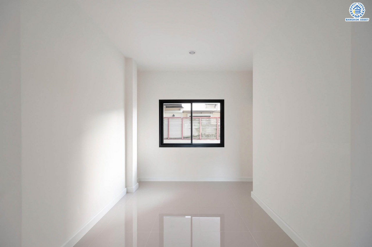 บ้านเดี่ยวมือสอง โครงการ ศศิธร บางบอน3 รองรับทุกความสุข เนื้อที่ 53.7 ตร.ว. ฟังก์ชัน 3 ห้องนอน 2 ห้องน้ำ 1 ห้องอเนกประสงค์ จอดรถได้ 2 คัน บนทำเลใกล้รถไฟฟ้าสายสีน้ำเงิน "สถานีหลักสอง" และจุดขึ้นทางด่วน "พระราม2" และ The Mall บางแค...